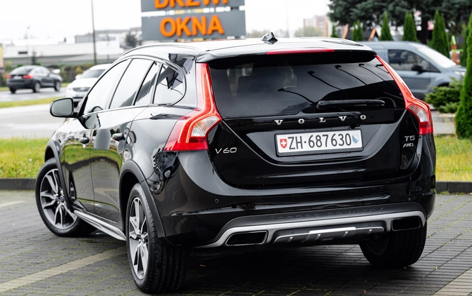 Volvo V60 Cross Country cena 87500 przebieg: 155000, rok produkcji 2015 z Suchedniów małe 781